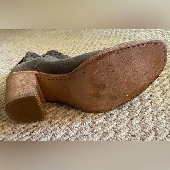 FRYE Women’s Victoria Cut Short Elephant Soft Oiled Suede Boots, size 8.5 - Picture 13 of 16